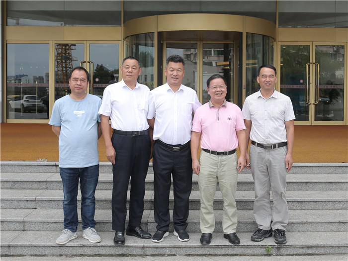部分專家、教授和公司領(lǐng)導(dǎo)合影_副本.jpg